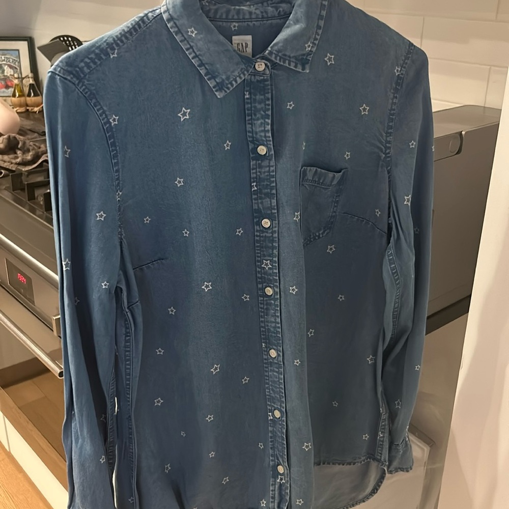 Like New Gap Chambray Star Shirt. Size Medium